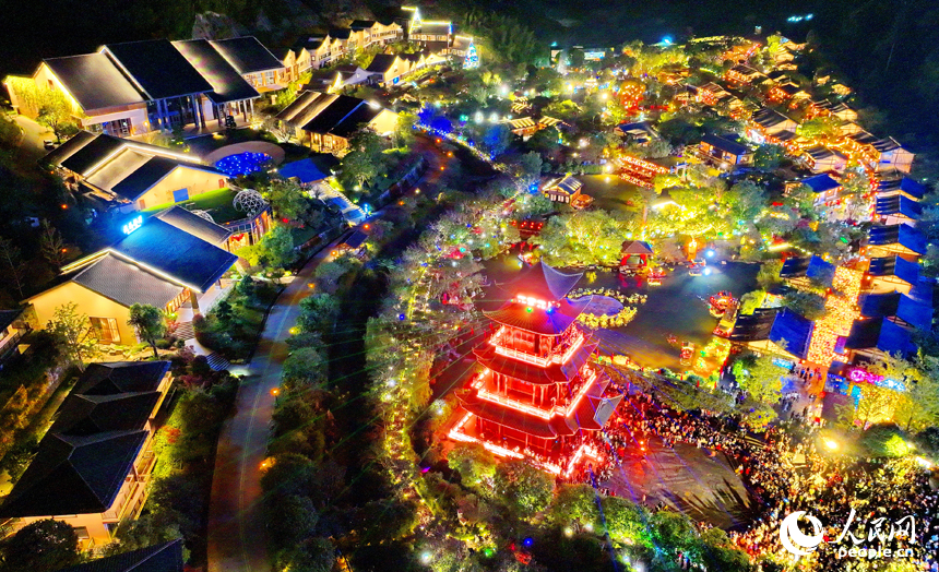 夜色中的上饒市鉛山縣葛仙山鎮葛仙村燈火璀璨、游人如織。人民網 朱海鵬攝