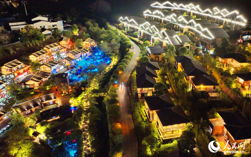 夜色中的上饒市鉛山縣葛仙山鎮葛仙村燈火璀璨、游人如織。人民網 朱海鵬攝