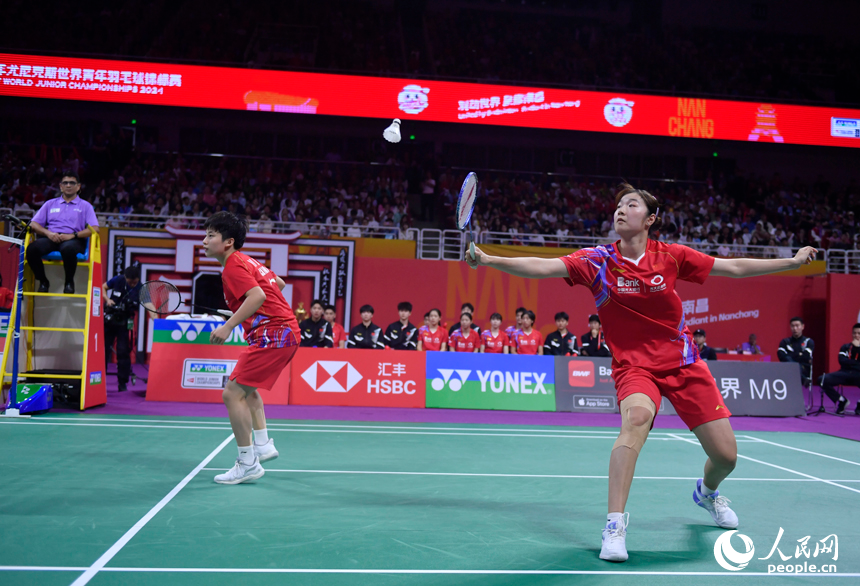 選手們正在賽場揮拍擊球。人民網記者 時雨攝