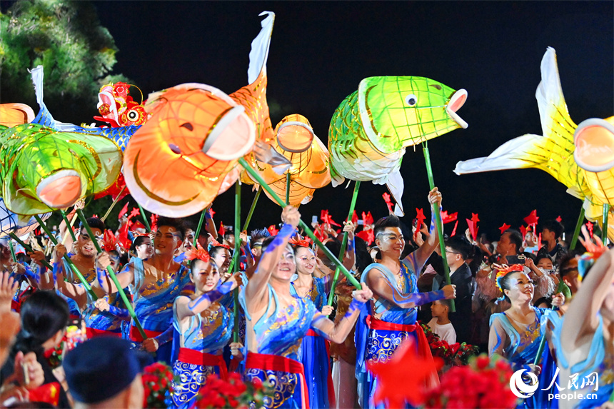 2024年10月10日，重慶市大足區的民間藝術表演者在第十四屆中國民間藝術節開幕式表演《鯉魚躍龍門》絕技。人民網 朱海鵬攝