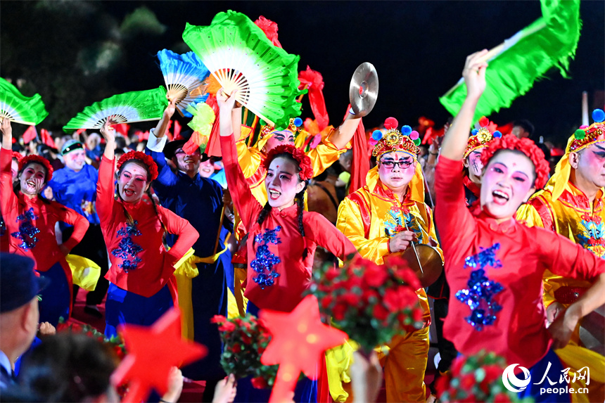 2024年10月10日，許多來自全國各地的民間藝術團演員在第十四屆中國民間藝術節開幕式進行巡游展演。人民網 朱海鵬攝