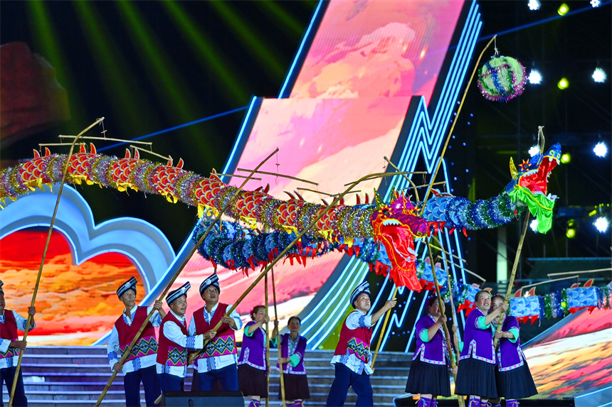 第十七屆中國民間文藝山花獎優秀民間藝術表演作品精彩亮相，吸引眾多觀眾觀看。人民網 朱海鵬攝