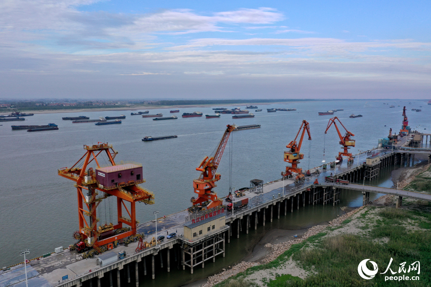 長江九江口岸瑞昌港區公用碼頭上，吊機正在進行裝卸作業。人民網記者 時雨攝