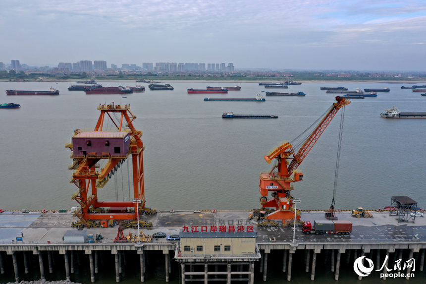 長江九江口岸瑞昌港區公用碼頭上，吊機正在進行裝卸作業。人民網記者 時雨攝