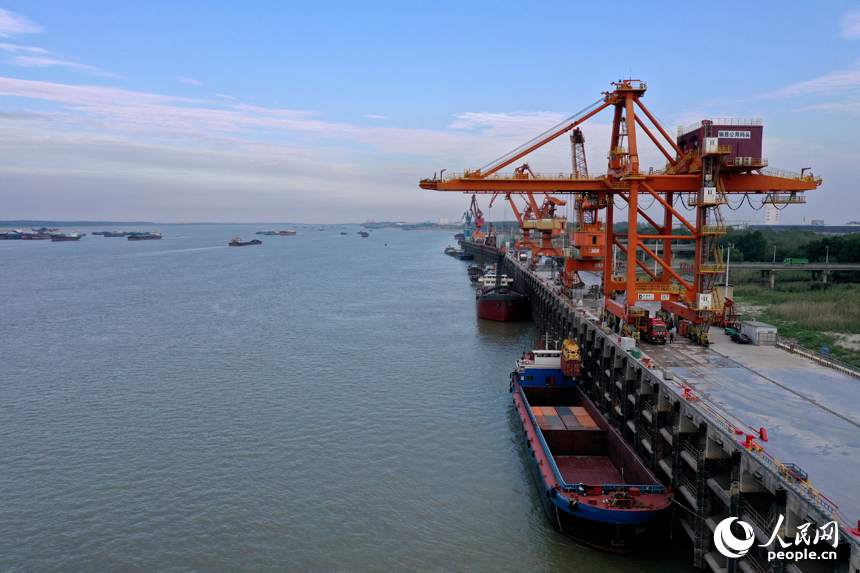 長江九江口岸瑞昌港區公用碼頭上，吊機正在進行裝卸作業。人民網記者 時雨攝