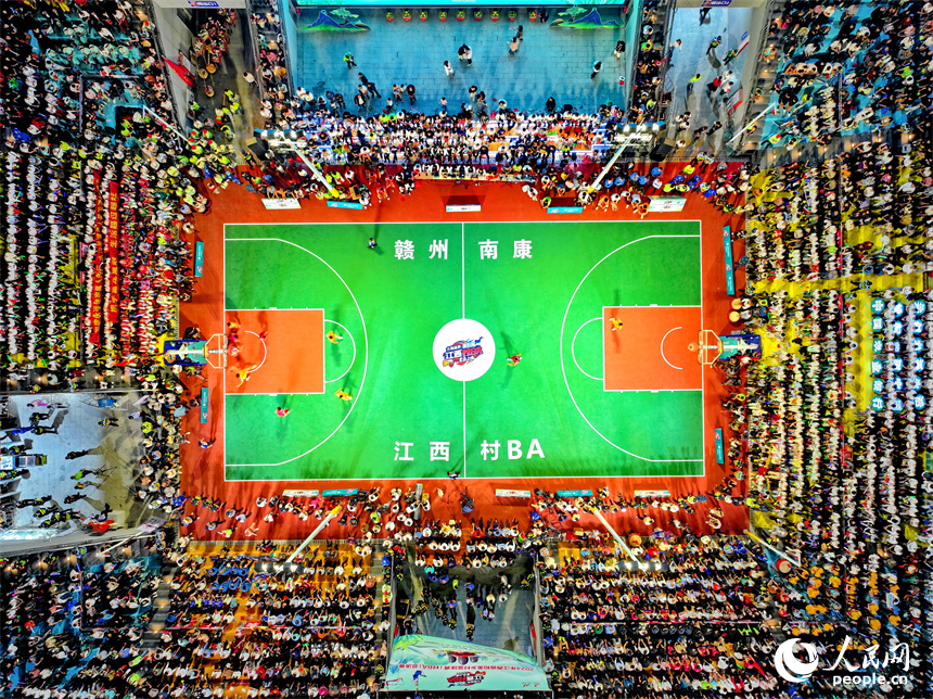 2024年江西省和美鄉村籃球（村BA）總決賽在贛州市南康區龍回鎮坪沙村舉辦。人民網 朱海鵬攝