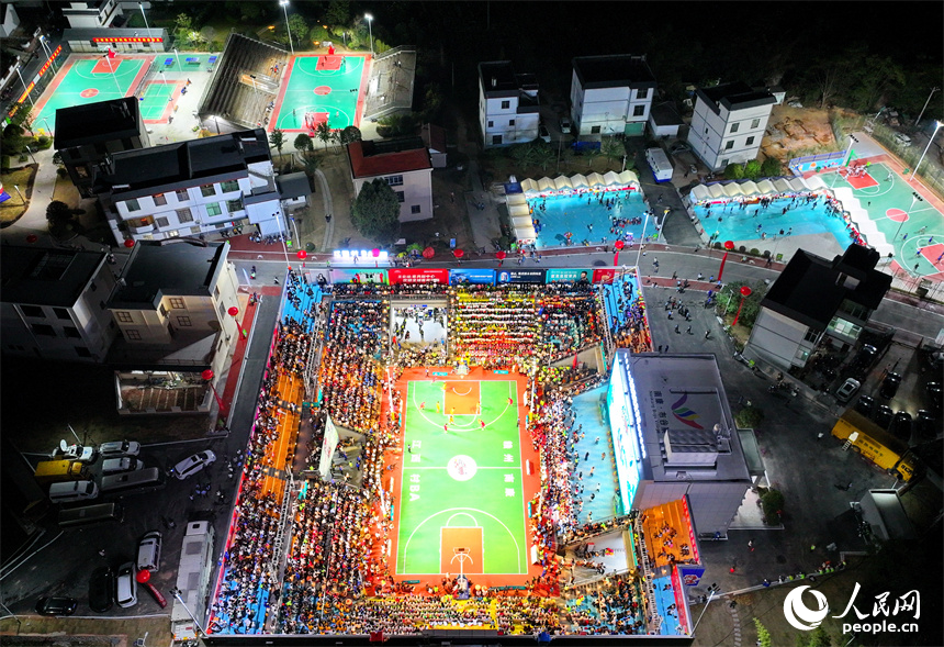 2024年江西省和美鄉村籃球（村BA）總決賽在贛州市南康區龍回鎮坪沙村舉辦。人民網 朱海鵬攝