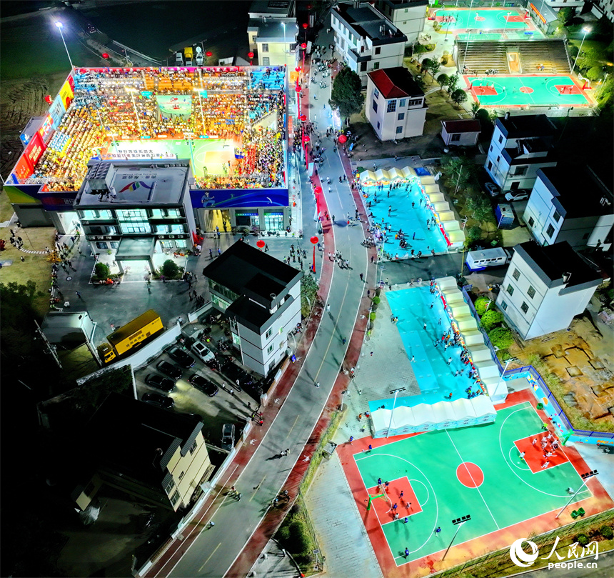 2024年江西省和美鄉村籃球（村BA）總決賽在贛州市南康區龍回鎮坪沙村舉辦。人民網 朱海鵬攝