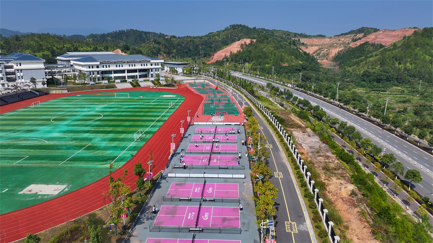 操場上,學生們正在練習匹克球。人民網 涂詩軒攝