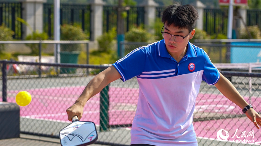 操場上，學生們正在練習匹克球。人民網 涂詩軒攝