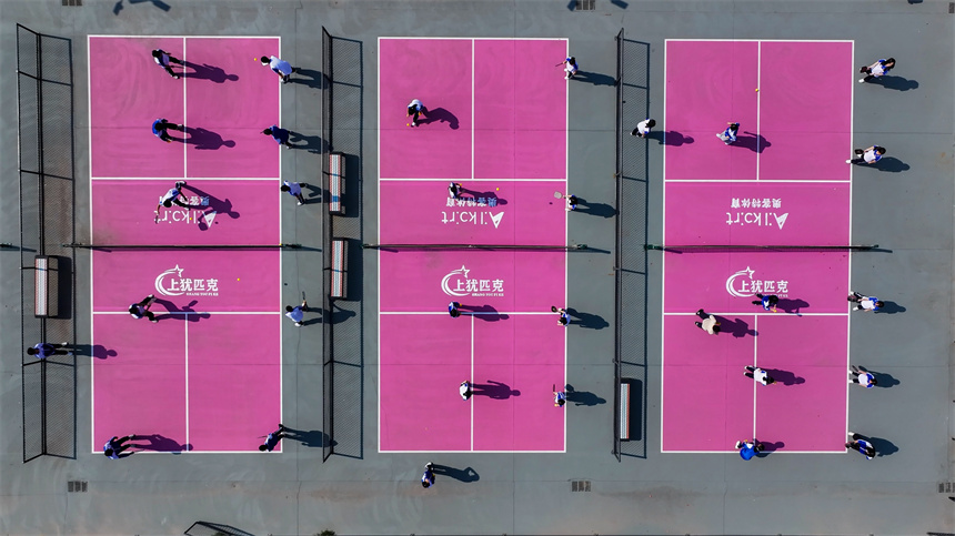 操場上，學生們正在練習匹克球。人民網 涂詩軒攝