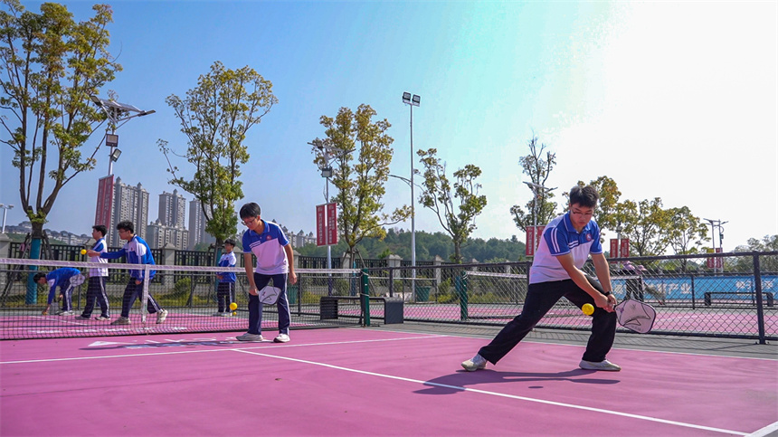 操場上，學生們正在練習匹克球。人民網 涂詩軒攝