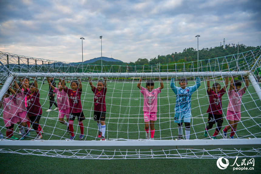 訓練前，學生們一起推球門。人民網 涂詩軒攝