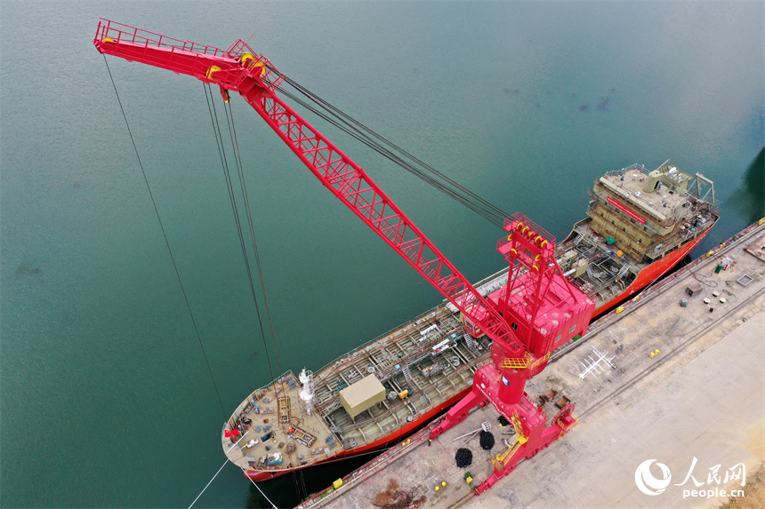 新江洲船舶重工公司湖面上，工人們正在剛下水的不銹鋼化學品船上進行船體內部的施工。人民網記者 時雨攝