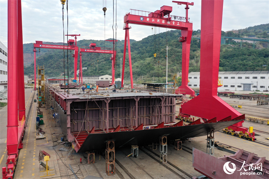 新江洲船舶重工公司的造船平臺上，工人們正在制造訂單船只。人民網記者 時雨攝