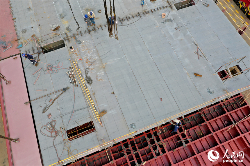 新江洲船舶重工公司的造船平臺上，工人們正在制造訂單船只。人民網記者 時雨攝