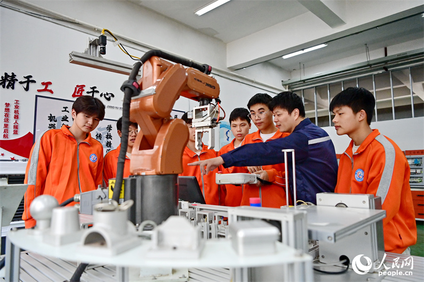 撫州市東鄉區高級技工學校的學生在練習智能機械臂編程和操作技術。人民網 朱海鵬攝