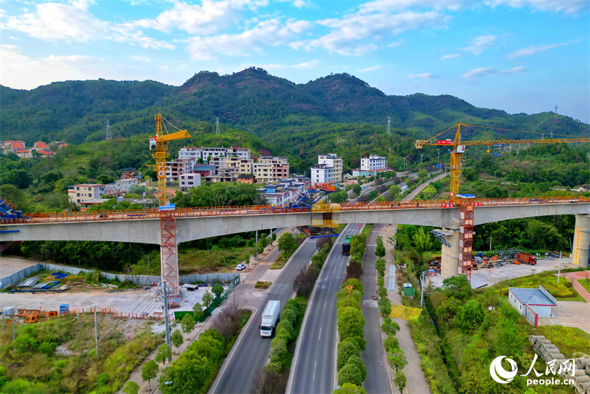 贛州市會昌縣麻州鎮九州村，瑞梅鐵路湘水特大橋建設工地塔吊林立，工人在加緊建設連續梁。人民網 朱海鵬攝