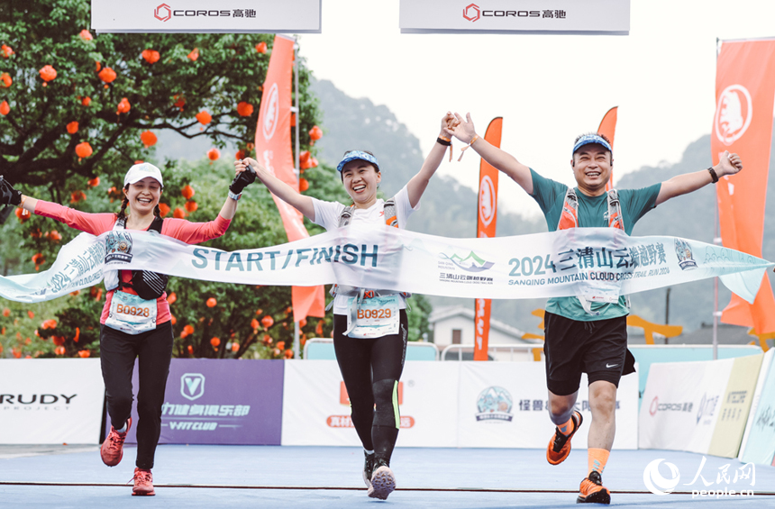 選手沖向終點。人民網記者 時雨攝