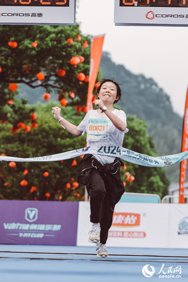 選手沖向終點。人民網記者 時雨攝
