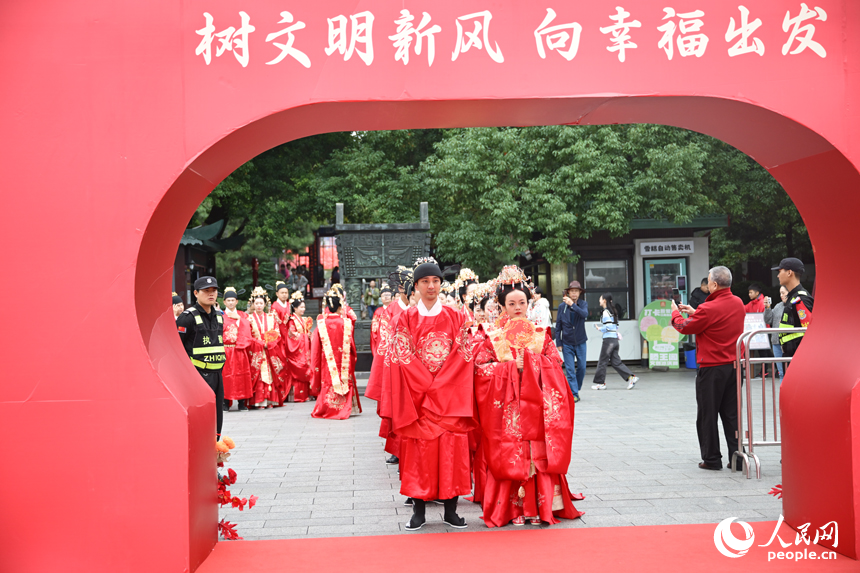 新人們在滕王閣景區舉行集體婚禮。人民網記者 時雨攝