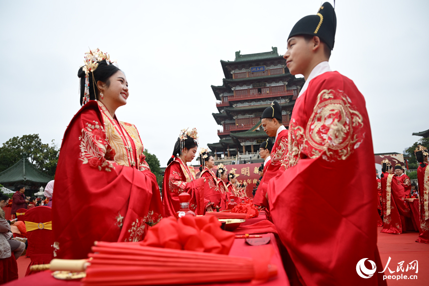 新人們在滕王閣景區舉行集體婚禮。人民網記者 時雨攝