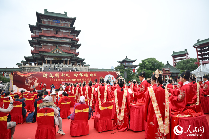 新人們在滕王閣景區舉行集體婚禮。人民網記者 時雨攝