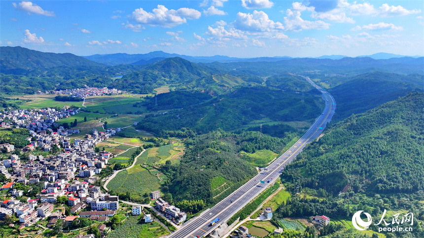 俯瞰吉安市遂川縣巾石鄉巾石村高速公路沿線的美麗鄉村。人民網 朱海鵬攝
