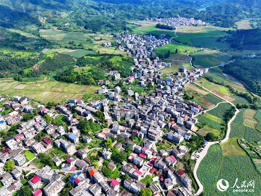 俯瞰吉安市遂川縣巾石鄉巾石村高速公路沿線的美麗鄉村。人民網 朱海鵬攝