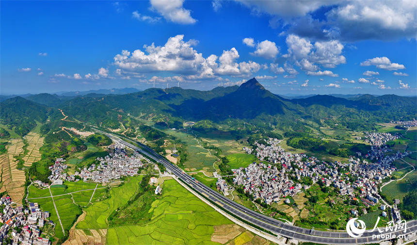 俯瞰吉安市遂川縣巾石鄉巾石村高速公路沿線的美麗鄉村。人民網 朱海鵬攝