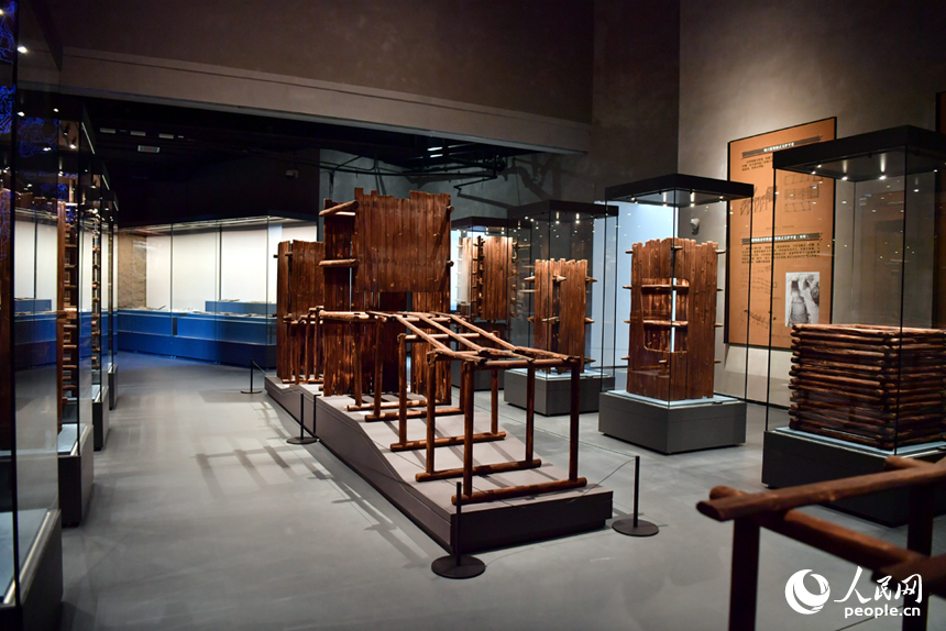 遺址博物館內還原采礦等工序場景。人民網記者 時雨攝