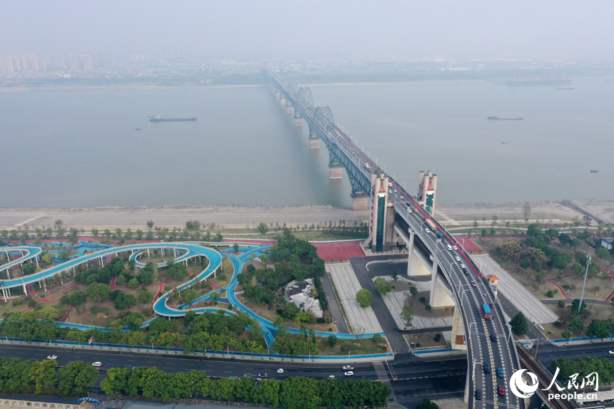 航拍鏡頭下，九江長江國家文化公園在晚秋時節依舊綠意盎然。人民網記者 時雨攝