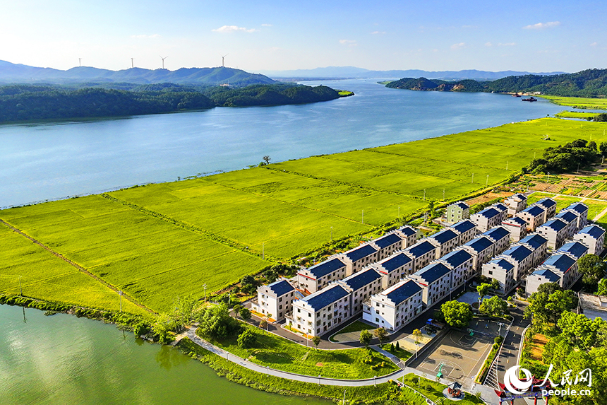 吉安市吉水縣醪橋鎮江口村，錯落有致的民居與青山綠水相映成趣，鄉村美景如畫。人民網 朱海鵬攝