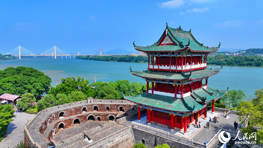 贛州市三江口，八鏡臺巍峨屹立，河流與沿岸建筑、綠植等相映成趣。人民網 朱海鵬攝