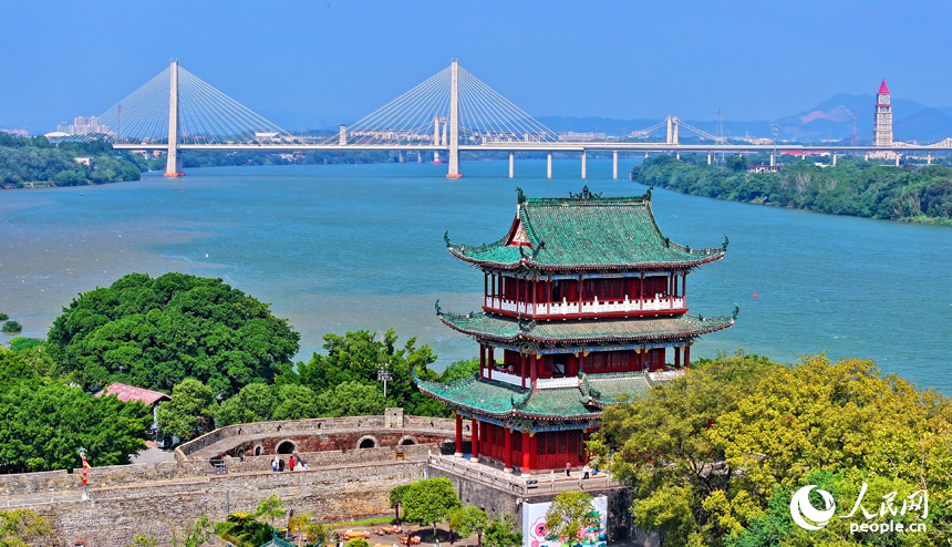 贛州市三江口，八鏡臺巍峨屹立，河流與沿岸建筑、綠植等相映成趣。人民網 朱海鵬攝
