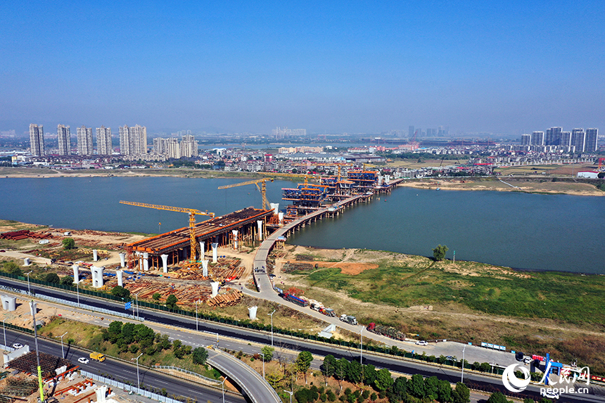隆興大橋（北二環一期）施工現場塔吊林立，工人們正在橋墩上加緊施工。人民網記者 時雨攝