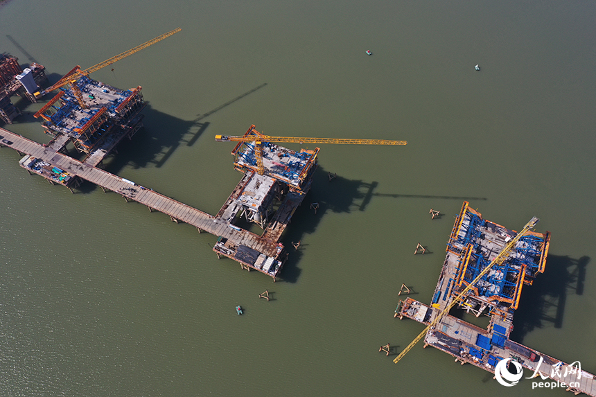 隆興大橋（北二環一期）施工現場塔吊林立，工人們正在橋墩上加緊施工。人民網記者 時雨攝