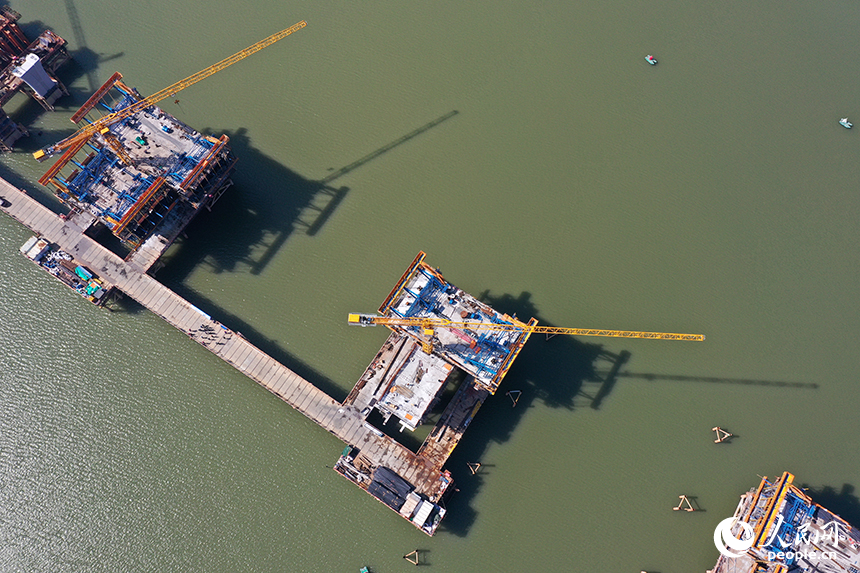隆興大橋（北二環一期）施工現場塔吊林立，工人們正在橋墩上加緊施工。人民網記者 時雨攝