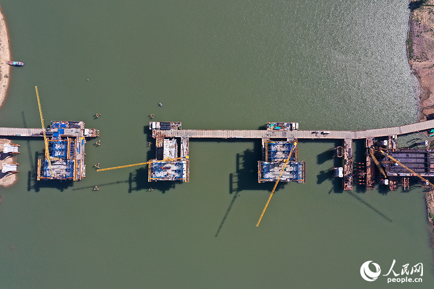 隆興大橋（北二環一期）施工現場塔吊林立，工人們正在橋墩上加緊施工。人民網記者 時雨攝