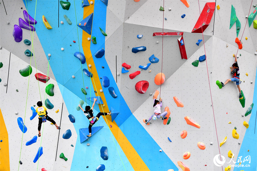 2024全國青少年U系列攀巖聯賽在全南縣開賽。圖為青少年運動員們“飛檐走壁”展開激烈角逐。人民網記者 時雨攝