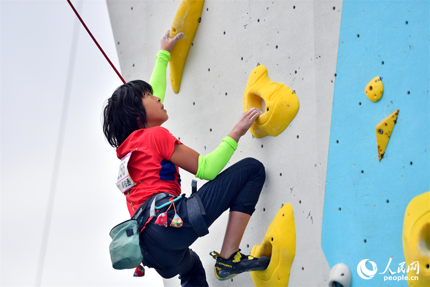 2024全國青少年U系列攀巖聯賽在全南縣開賽。圖為青少年運動員們“飛檐走壁”展開激烈角逐。人民網記者 時雨攝
