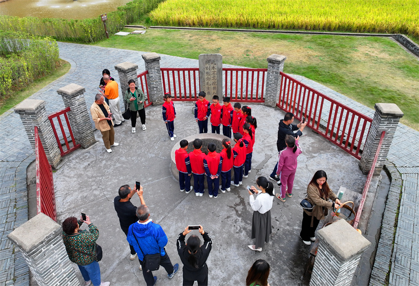 瑞金市紅井景區，許多游客在參觀“紅井”，接受愛國主義和革命傳統教育。人民網 朱海鵬攝