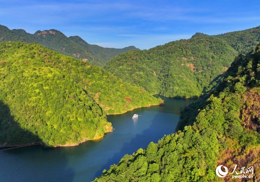 贛州市安遠縣東風湖，山清水秀、波光粼粼，游客乘船暢游其中。人民網 朱海鵬攝