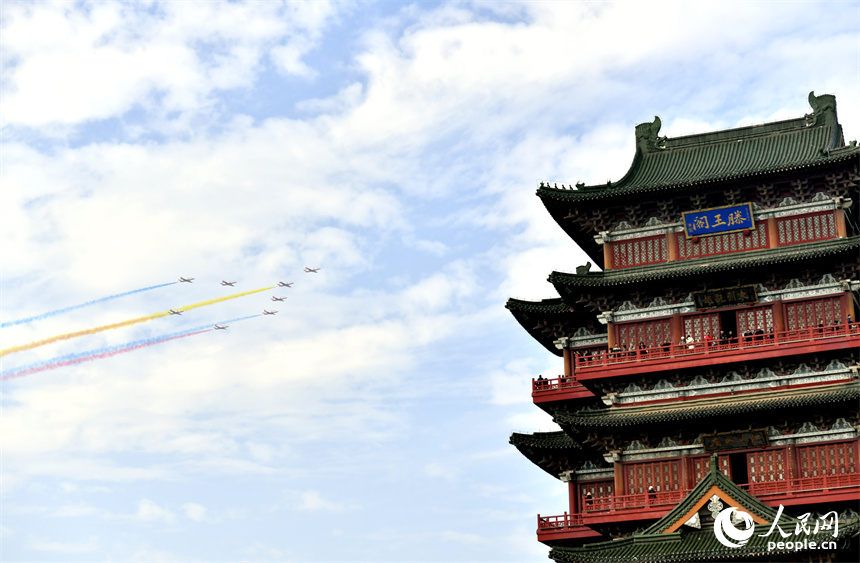 中外飛行表演隊在江西南昌贛江區域進行“飛越滕王閣”城市飛行表演。人民網記者 時雨攝
