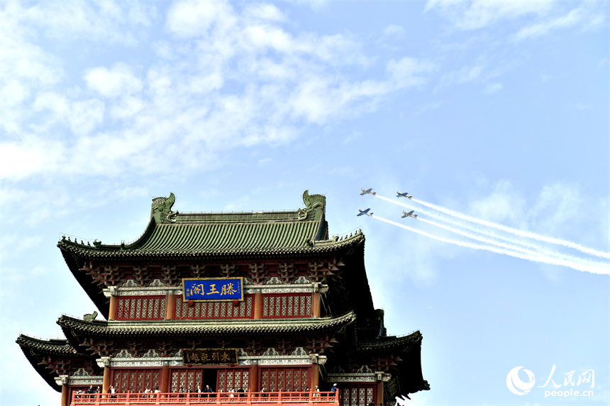 中外飛行表演隊在江西南昌贛江區域進行“飛越滕王閣”城市飛行表演。人民網記者 時雨攝