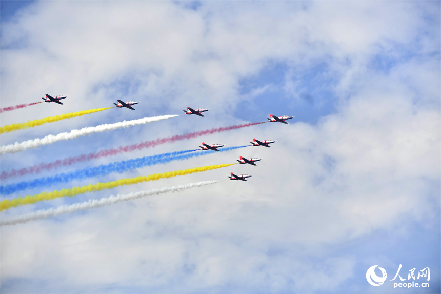 中外飛行表演隊在江西南昌贛江區域進行“飛越滕王閣”城市飛行表演。人民網記者 時雨攝