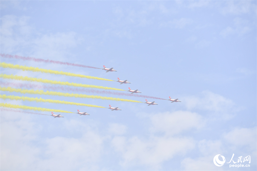 中外飛行表演隊在江西南昌贛江區域進行“飛越滕王閣”城市飛行表演。人民網記者 時雨攝