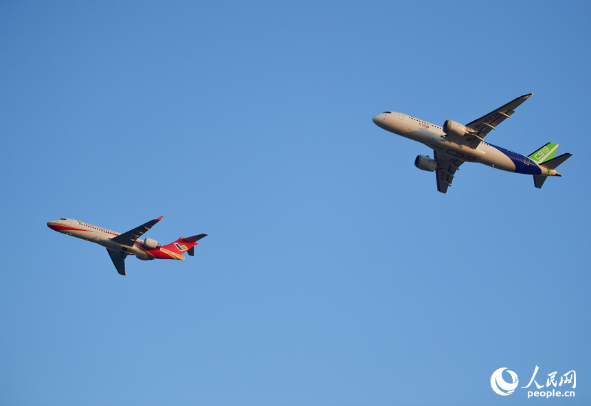 ARJ21和C919飛機首次雙機編隊飛行表演，展示了國產客機的良好飛行性能。人民網記者 時雨攝