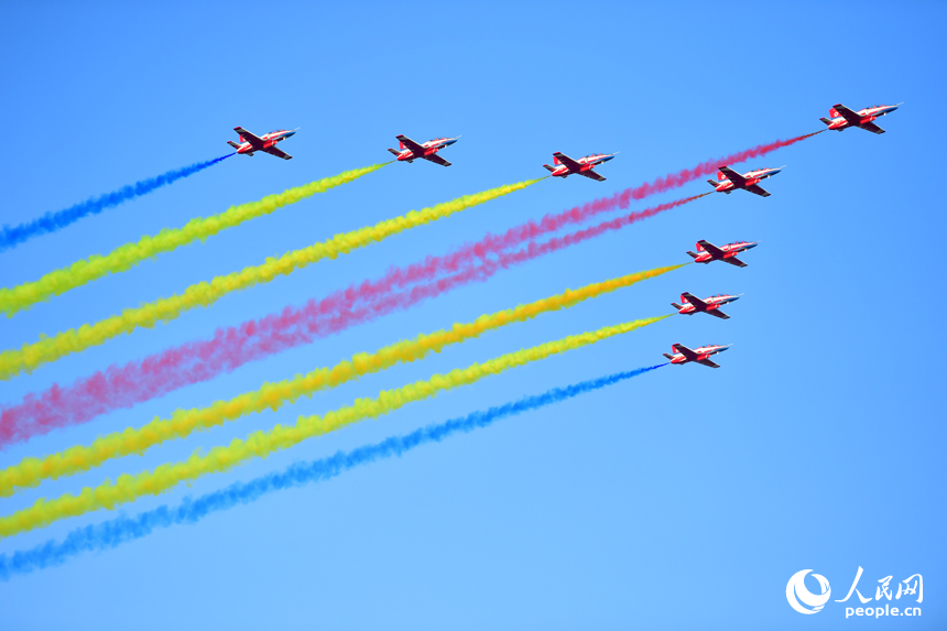 特技表演飛行隊在空中進行飛行表演。人民網記者 時雨攝