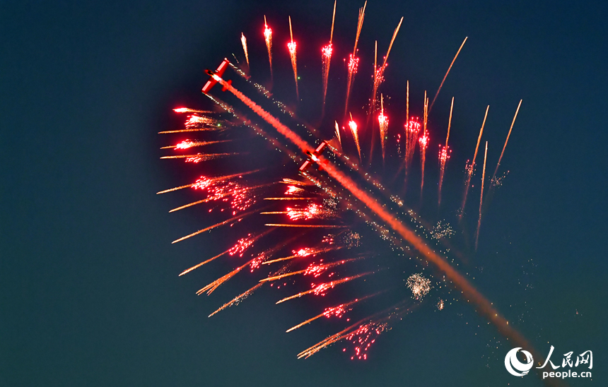 特技表演飛行隊在空中進行飛行表演。人民網記者 時雨攝
